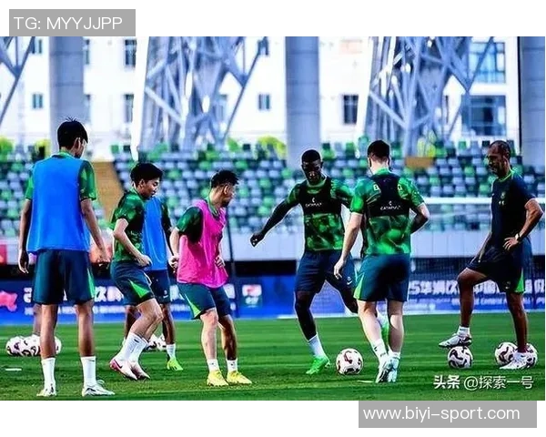 冬训季节北京国安新帅汉斯与罗德里戈携手出征球迷热情分享照片