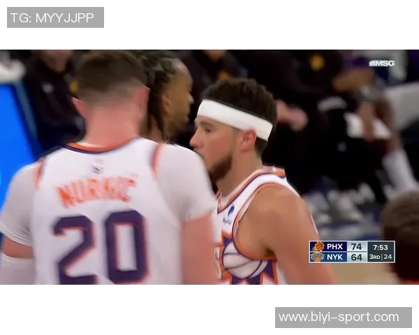 布克表现抢眼半场17分助力球队进攻火力全开次节独得11分展现个人能力